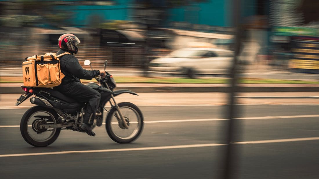 Moto de trabalho em movimento em via urbana